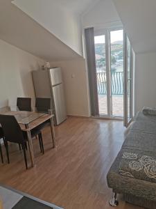Kuchyň nebo kuchyňský kout v ubytování Apartmani "Ivan"