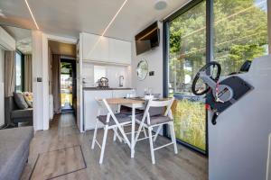 a kitchen and dining room with a table and chairs at Apartament Na Wodzie in Ruciane-Nida