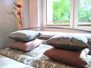 twee kussens op een bed voor een raam bij Chill & Explore by Cooee Apartments in Warschau