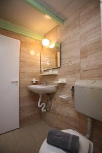 ein Badezimmer mit einer weißen Toilette und einem Waschbecken in der Unterkunft Liogerma Cottage in Panormos Skopelos + 16 Fotos