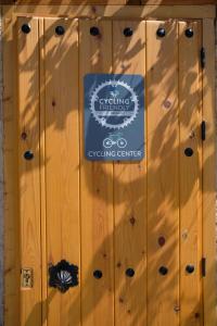 a sign on the side of a wooden wall at Cortijo La Joya de Cabo de Gata in Agua Amarga