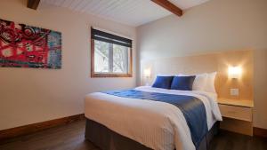 Una cama o camas en una habitación de Riôtel Carleton-sur-Mer 37 fotos más