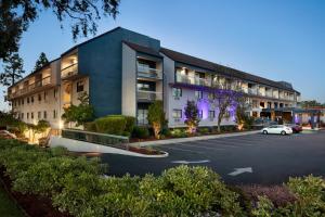 een lege parkeerplaats voor een gebouw bij The Domain Hotel in Sunnyvale