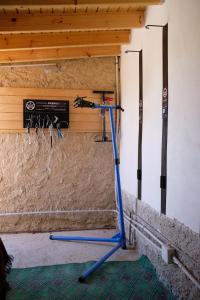 uma bicicleta de exercício azul numa sala com uma parede em Cortijo La Joya de Cabo de Gata em Agua Amarga