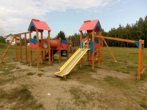 Ο χώρος παιχνιδιού για παιδιά στο Nowe Domki Pod Lipami
