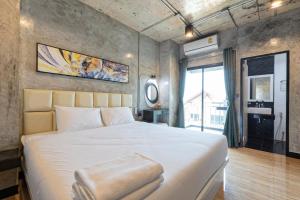 Un pat sau paturi într-o cameră la My Style Resort Hotel -SHA Plus
