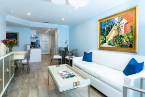 uma sala de estar com um sofá branco e uma mesa em Crane's Beach House Boutique Hotel & Luxury Villas em Delray Beach