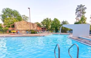 Bazén v ubytování Pennyrile Forest State Resort Park nebo v jeho okolí