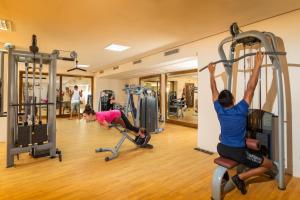 two people in a gym doing a workout at Ulysse Djerba Thalasso & SPA in Houmt Souk