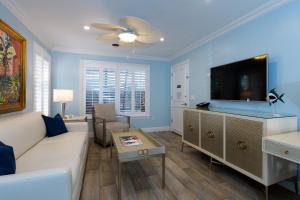 ein Wohnzimmer mit einem Sofa und einem Flachbild-TV in der Unterkunft Crane's Beach House Boutique Hotel & Luxury Villas in Delray Beach