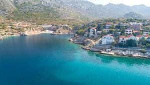 una vista aérea de una gran masa de agua en Penthouse Karlobag en Karlobag