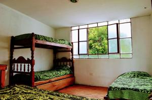 1 dormitorio con 2 literas y ventana en Cabañas La Comarca del Hobit in 