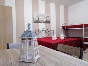 una camera con un letto e uno sgabello di Lu Marchese a Minervino di Lecce