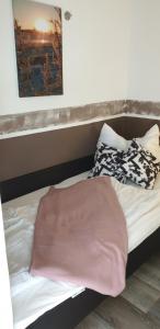 Ein Bett oder Betten in einem Zimmer der Unterkunft Hahnenklee Ferienpark 7-611