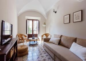 Televízia a/alebo spoločenská miestnosť v ubytovaní Apartamentos Plaza Mayor 35