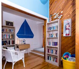 ein Zimmer mit Bücherregalen und ein Schlafzimmer mit einem Segelboot an der Wand in der Unterkunft Charlroy Motel in Seaside Park