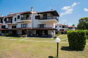 un gran edificio blanco con un patio de césped en White Blossom Villa #Fourka, en Skála Foúrkas