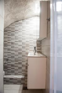 un baño con lavabo y ducha en White Blossom Villa #Fourka, en Skála Foúrkas 130 fotos más