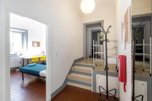 einen Flur mit einer Treppe, die zu einem Zimmer führt in der Unterkunft Sant'Antonino Apartments in Florenz