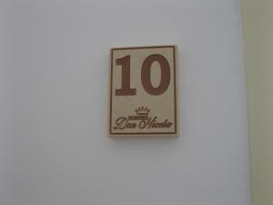 un cartel en una pared con un número. en Don Nicola Residence en Salve