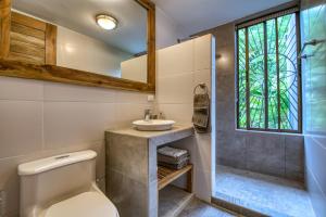 Ett badrum på Ananda Guesthouse