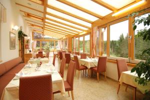 Reštaurácia alebo iné gastronomické zariadenie v ubytovaní Gasthof-Pension Nordwald