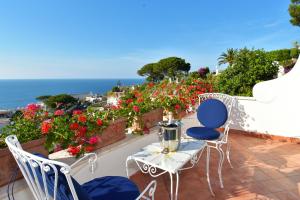 Balcó o terrassa a Aglaia Luxury Seaview Villa