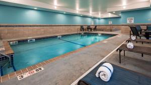 a large swimming pool in a gym at Best Western Plus Rapid City Rushmore in Rapid City