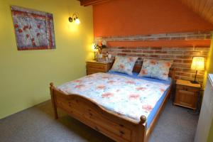 1 dormitorio con cama y pared de ladrillo en Holiday Resort Švárny en Ružomberok