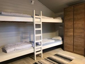 Katil dua tingkat atau katil-katil dua tingkat dalam bilik di Bergen Camping Park
