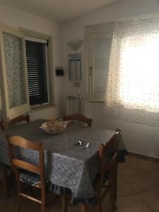 una mesa de comedor con un tazón encima en La Casa di Alessio, en Tropea