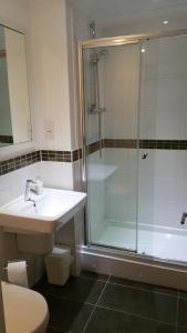 uma casa de banho com um chuveiro, um lavatório e um WC. em Oxford Apartment- Free parking 2 Bedrooms-2Bathrooms-Located in Jericho Oxford close to Bus and Rail sation em Oxford