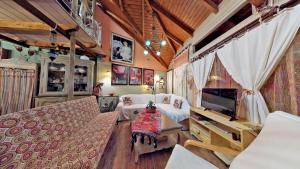- un salon avec un canapé et une télévision dans l'établissement ART HOUSE, à Parga
