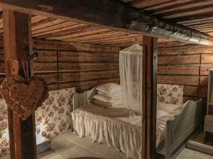 a bedroom with a bed in a log cabin at Kuusetuka Tourism Farm in Pähkla