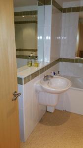 a bathroom with a sink and a toilet and a mirror at Oxford Apartment- Free parking 2 Bedrooms-2Bathrooms-Located in Jericho Oxford close to Bus and Rail sation in Oxford
