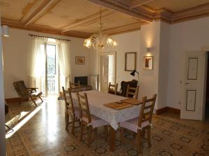 eine Küche und ein Esszimmer mit einem Tisch und Stühlen in der Unterkunft Casa Diamanti-Fox 33 Via Guglielmo Marconi in Sonnino