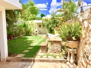 a garden with a bench and a house at Casa de Ines y Victoria in Valladolid