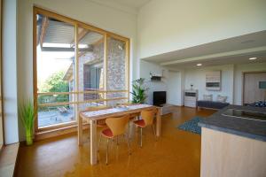 a kitchen and living room with a table and chairs at Gästewohnung Hardinghaus am Teich in Warendorf