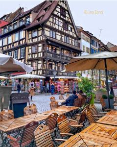 een groep tafels en stoelen voor een gebouw bij STRASBOURG HYPER CENTRE 2P de 30m2 in Straatsburg