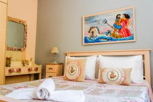 um quarto com uma cama e um quadro na parede em Nikis Home em Rethymno Town