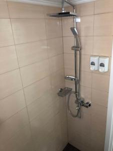 La salle de bains est pourvue d'une douche et de 2 distributeurs de savon. dans l'établissement Coco Deluxe Apartment city center of Heraklion, à Héraklion 24 autres photos