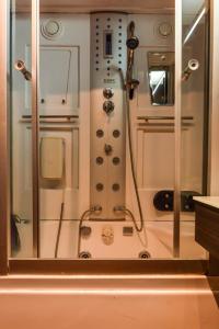 La salle de bains est pourvue d'une cabine de douche. dans l'établissement Super Premium Two Bedroom Suite on Vitosha Boulevard, à Sofia