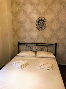 un lit avec deux serviettes dessus dans l'établissement Coco Deluxe Apartment city center of Heraklion, à Héraklion