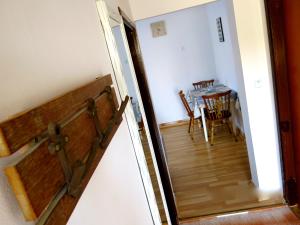 una puerta abierta a un comedor con mesa en Apartment Jadro, en Supetar