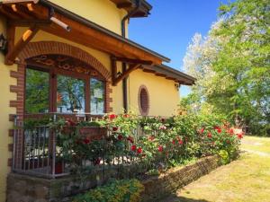 FontaneliceにあるAgriturismo La Tavernaの花の柵のある家