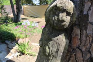 A garden outside Lo Chalet dell'Artista
