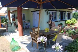 A garden outside Lo Chalet dell'Artista