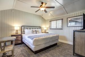 1 dormitorio con 1 cama y ventilador de techo en Grand Lake Lodge, en Grand Lake