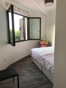 1 dormitorio con cama y ventana grande en Apartamento en Dénia a pie de playa, en Denia