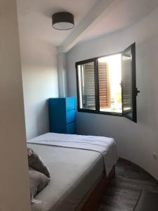 1 dormitorio con cama y ventana en Apartamento en Dénia a pie de playa, en Denia